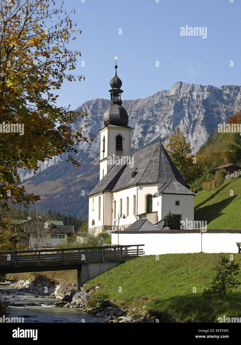 Deutschland, Bayern, Berchtesgadener Land, Ramsau, Kirche St, Fabian und Sebastian, Fluss, Bruecke, Sommer, Oberbayern, Fremdenv Stock Photo