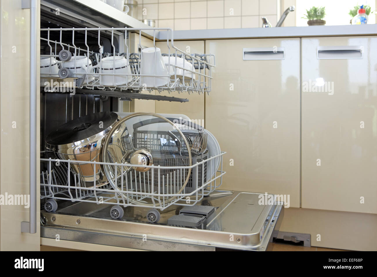 Hausarbeit, Innen, Kueche, Kuechen, Menschenleer, Niemand, Offen, Ordnung, Reinigen, Reinigung, Zu Hause, Zuhause, abwaschen, Ge Stock Photo