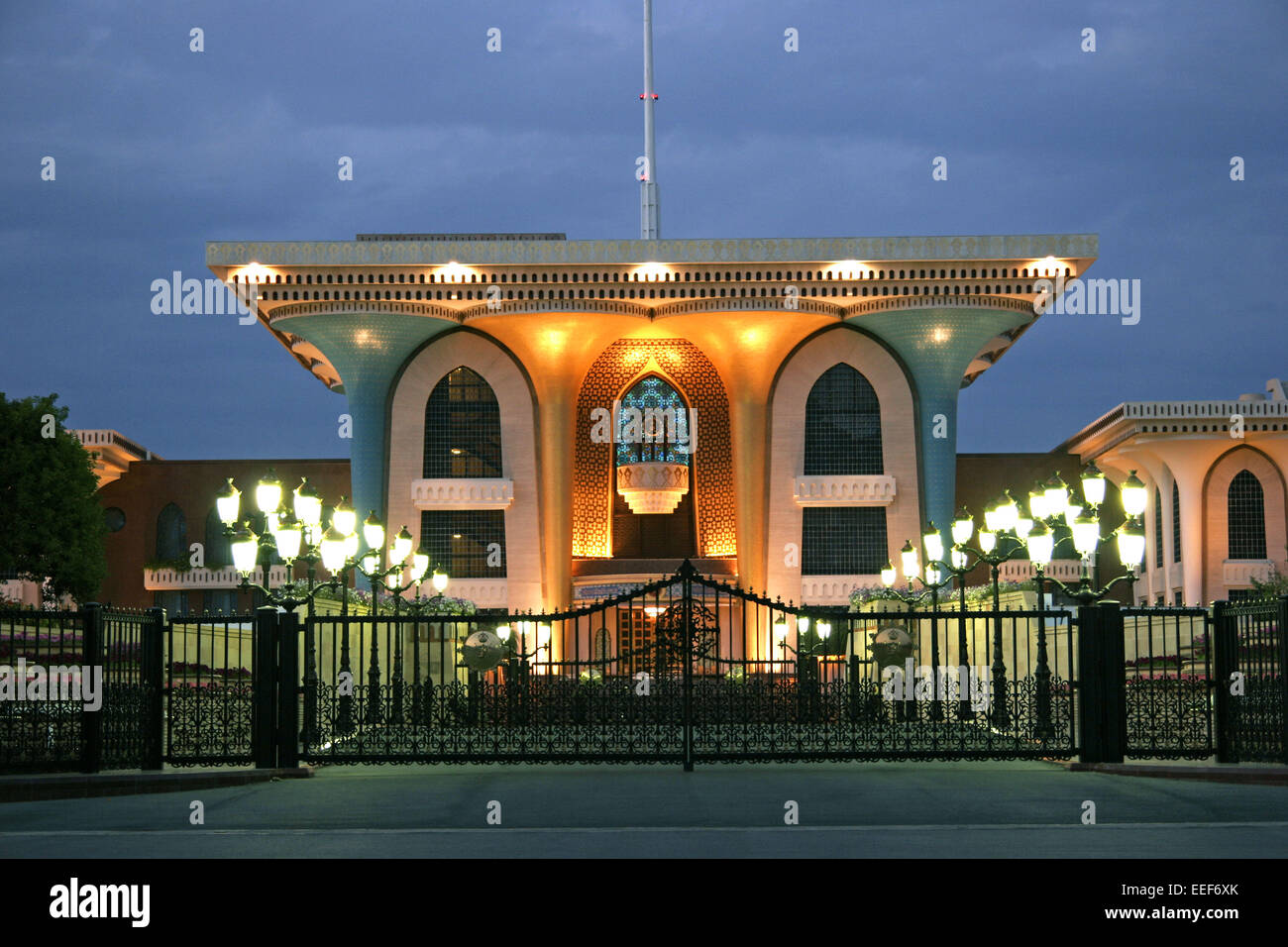 Oman Muscat Maskat Regierungspalast Masquat Palast Sultan Qaboos Qasr Al-Alam Gebaeude Eingangsbereich Nacht Abend Beleuchtet Ar Stock Photo