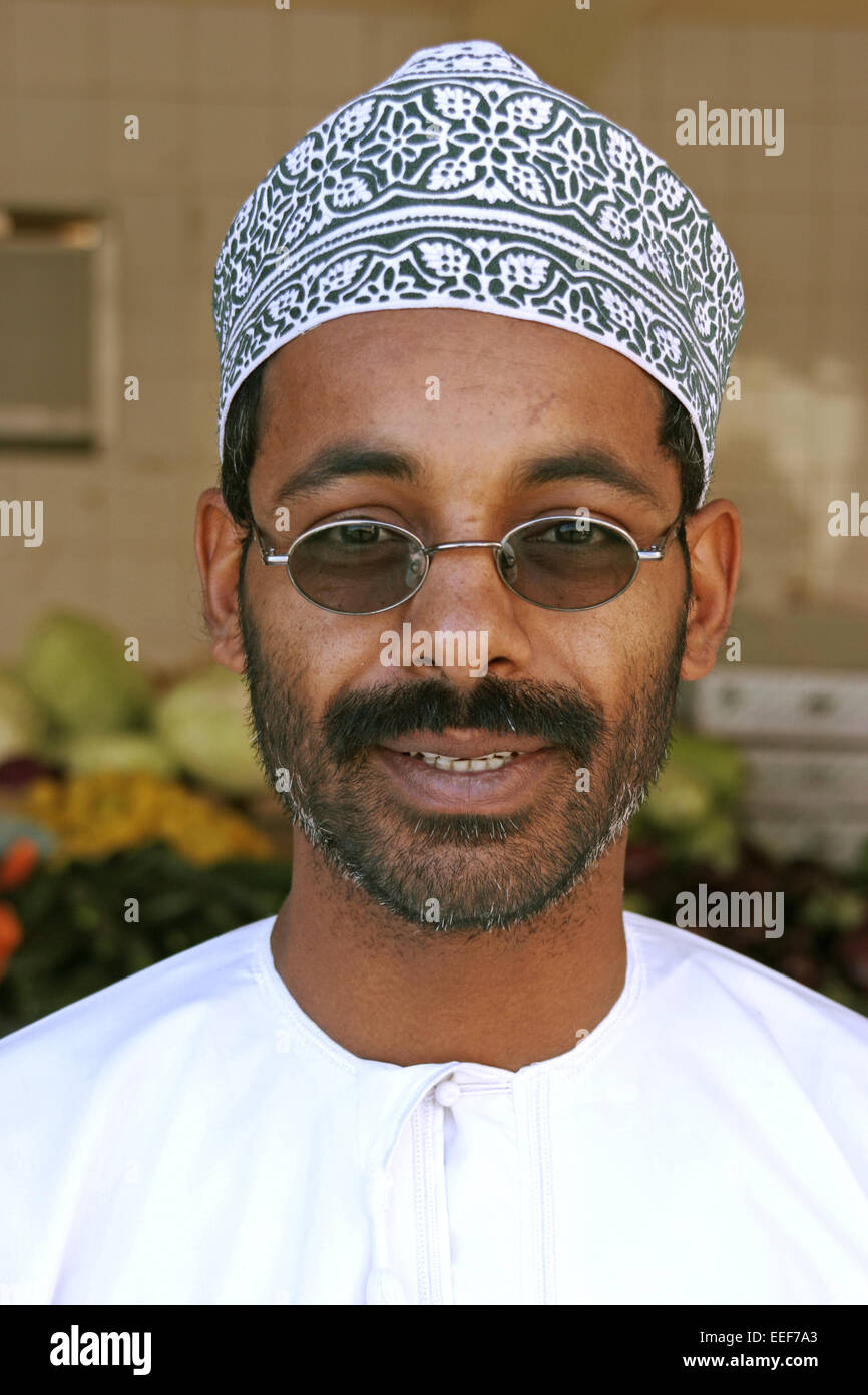 Sultanat Oman Reisen Mann Portrait Einheimischer Kleidung Traditionell Kopfbedeckung Kappe Bestickt Kumma Sonnenbrille Arabische Stock Photo