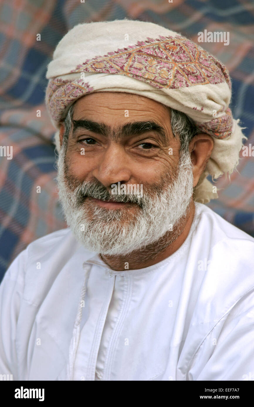 Sultanat Oman Reisen Mann Portrait Einheimischer Kleidung Traditionell Kopfbedeckung Turban Arabische Halbinsel Naher Osten Sult Stock Photo
