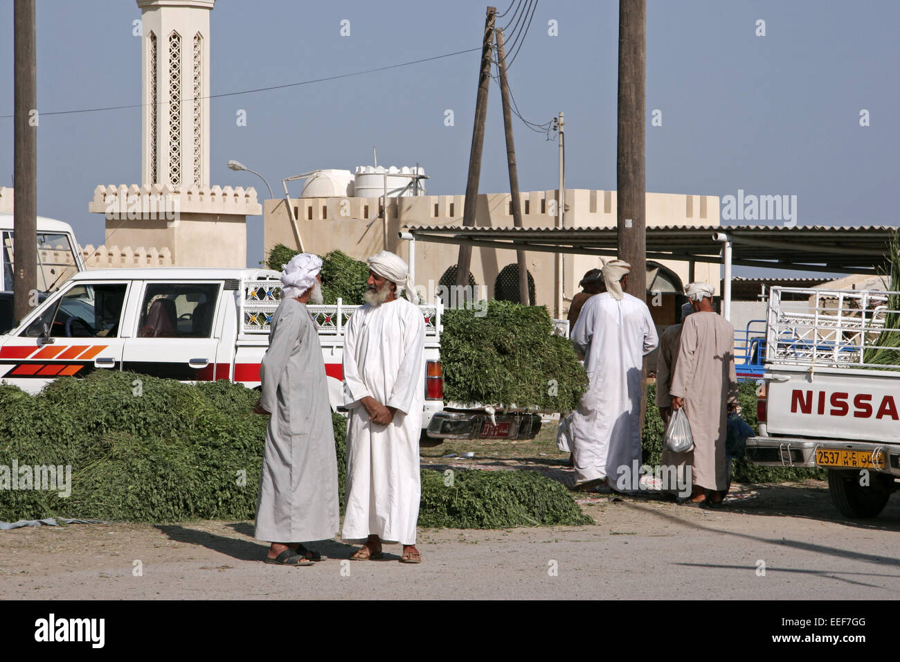 Oman Barka Reisen Markt Markttag Mann Maenner Haendler Verkaufen Kaufen Handel Handeln Feilschen Einheimische Sehenswuerdigkeit Stock Photo