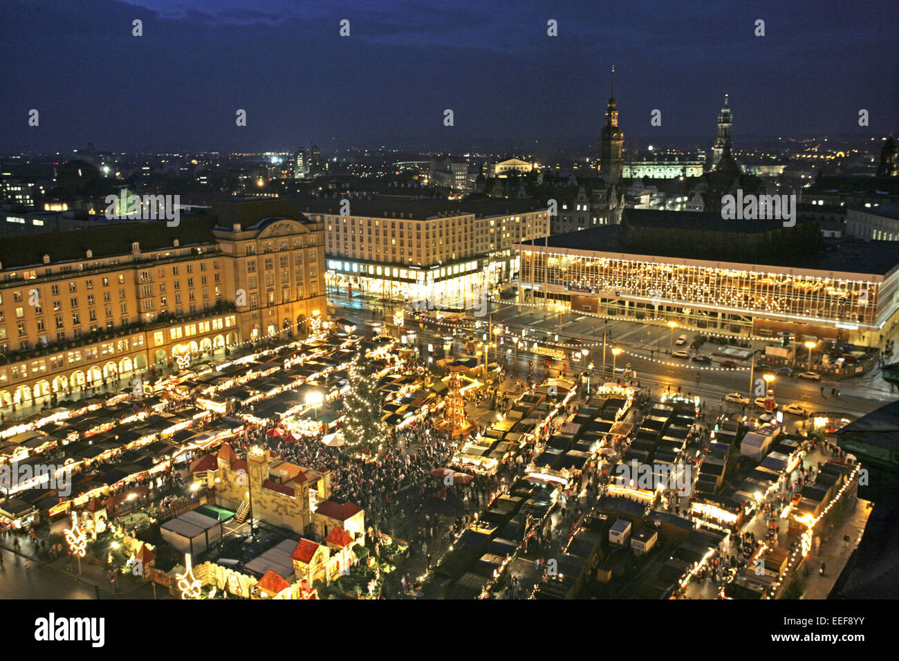 Deutschland Dresden Strietzelmarkt Uebersicht Verkaufsstaende Staende Nacht aussen beleuchtet Sachsen Adventszeit Weihnachtszeit Stock Photo