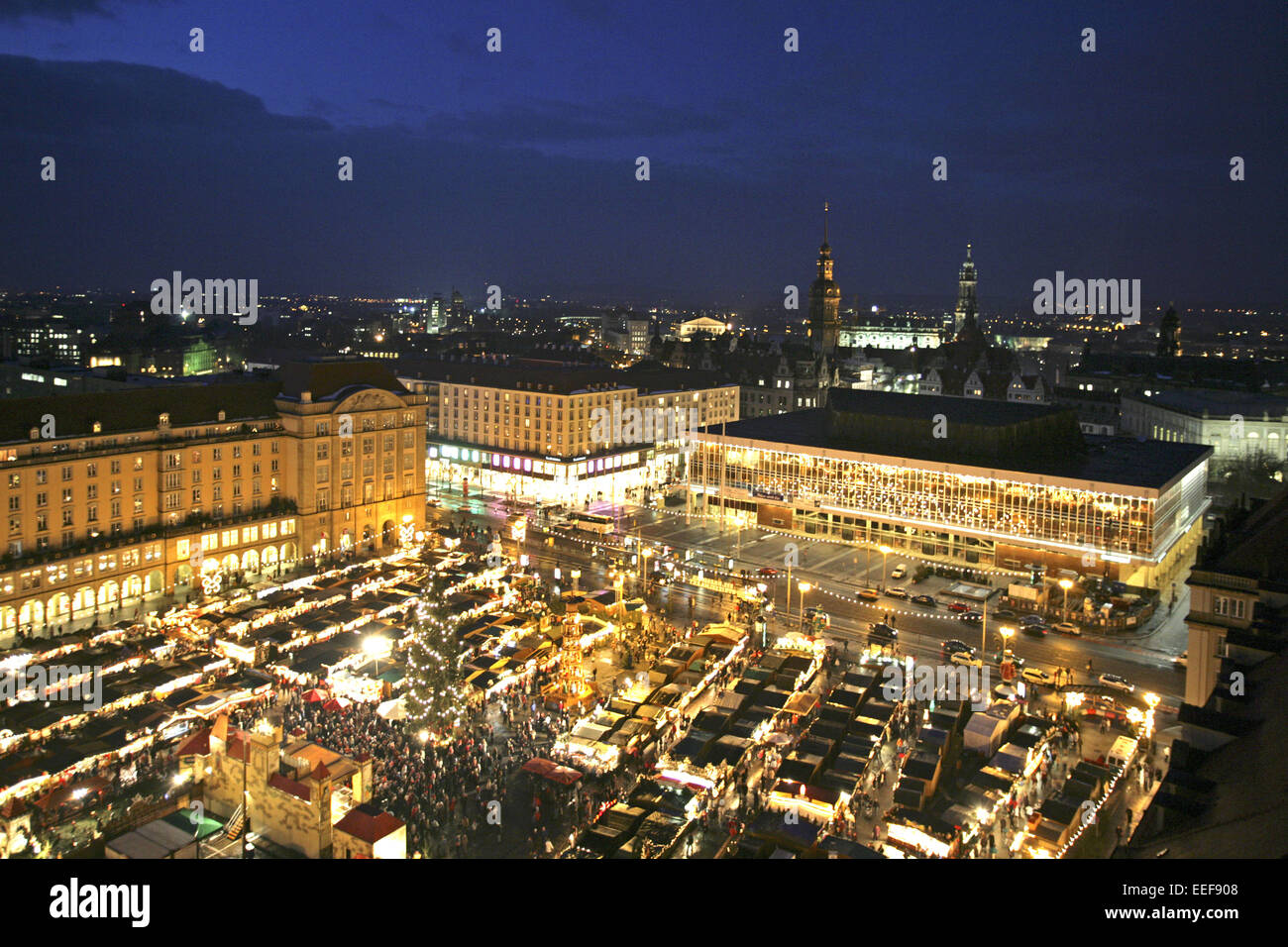 Deutschland Dresden Strietzelmarkt Uebersicht Verkaufsstaende Staende Nacht aussen beleuchtet Sachsen Adventszeit Weihnachtszeit Stock Photo