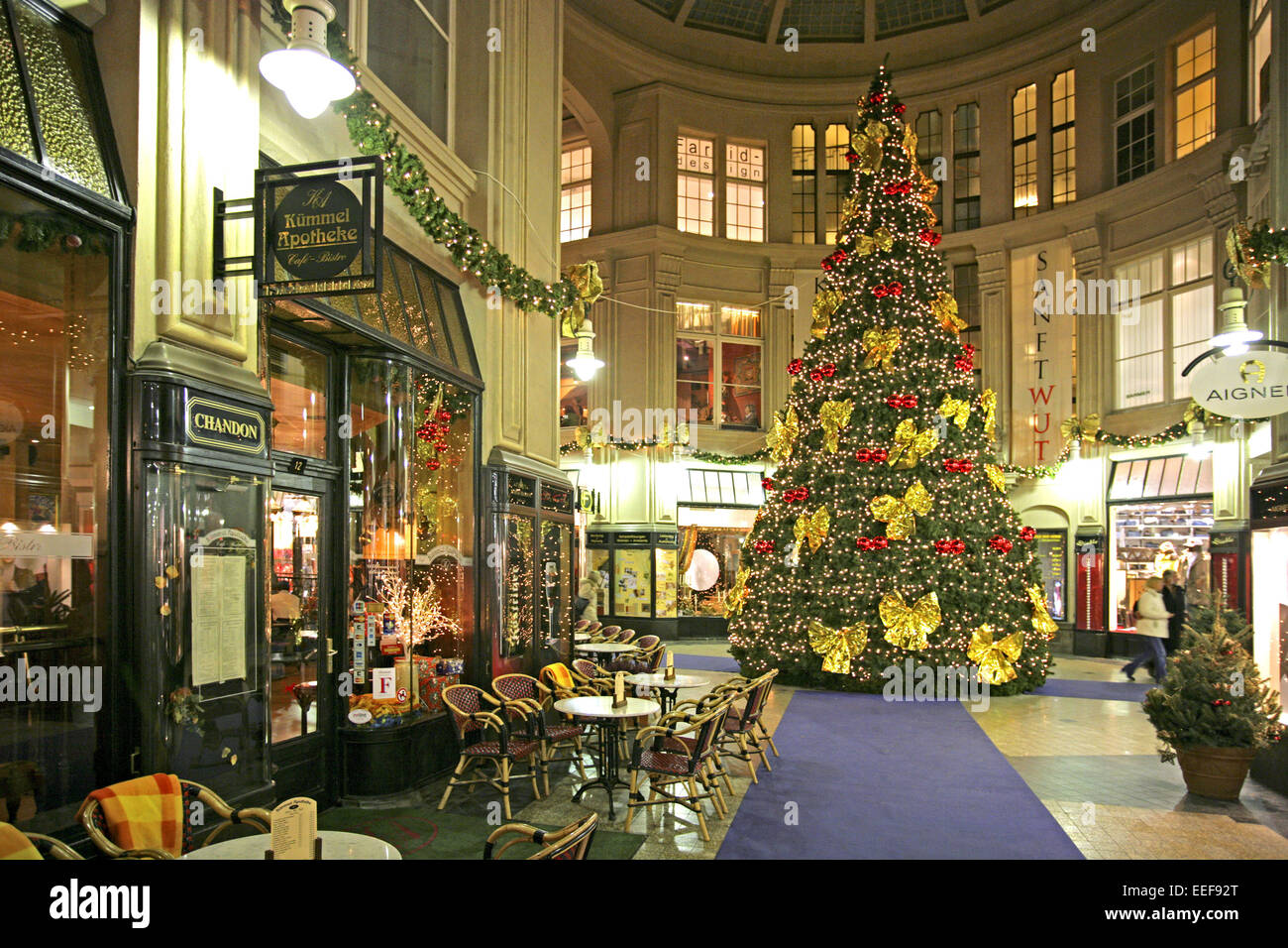 Deutschland Leipzig Nacht aussen beleuchtet Sachsen Adventszeit  Weihnachtszeit Weihnachten Stadt Innenstadt Zentrum Messehaus Ma Stock  Photo - Alamy