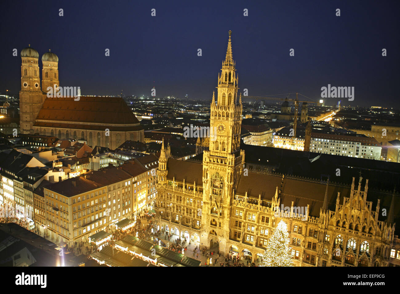 Deutschland Muenchen Marienplatz Weihnachtsmarkt Uebersicht Abend
