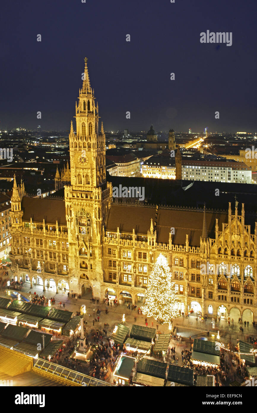 Deutschland Muenchen Marienplatz Weihnachtsmarkt Uebersicht Abend 