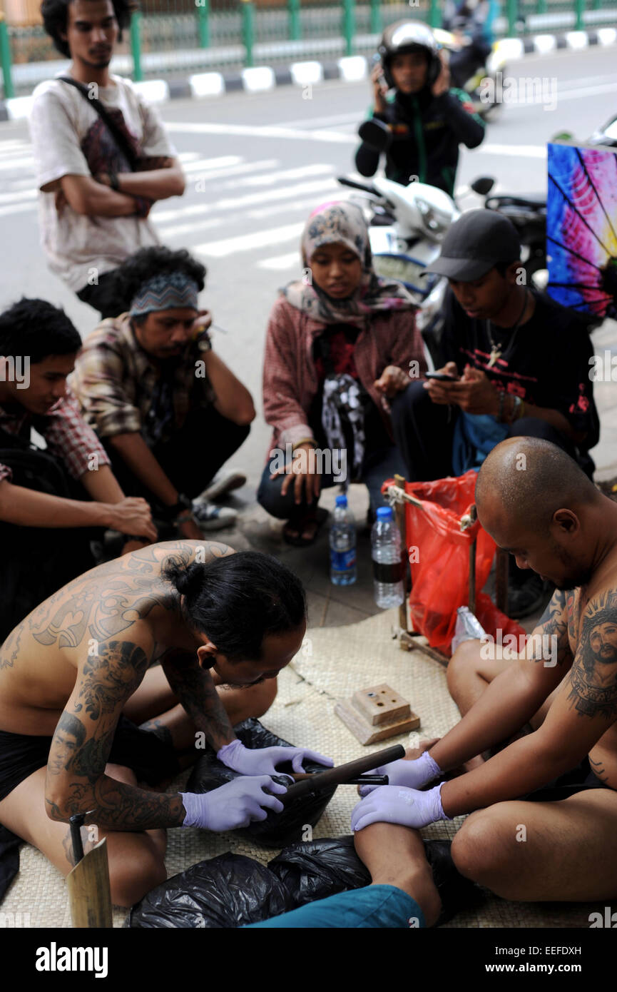 Jakarta, Indonesia. 17th Jan, 2015. Indonesian tattoo artists perform