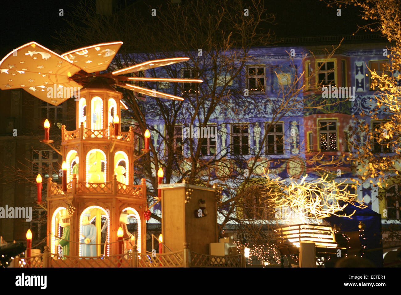 Deutschland, Bayern, Muenchen, Haus, Beleuchtet, Rindermarkt,  Weihnachtspyramide, Pyramide, Projektion, Weihnachtsmarkt, Abend Stock  Photo - Alamy