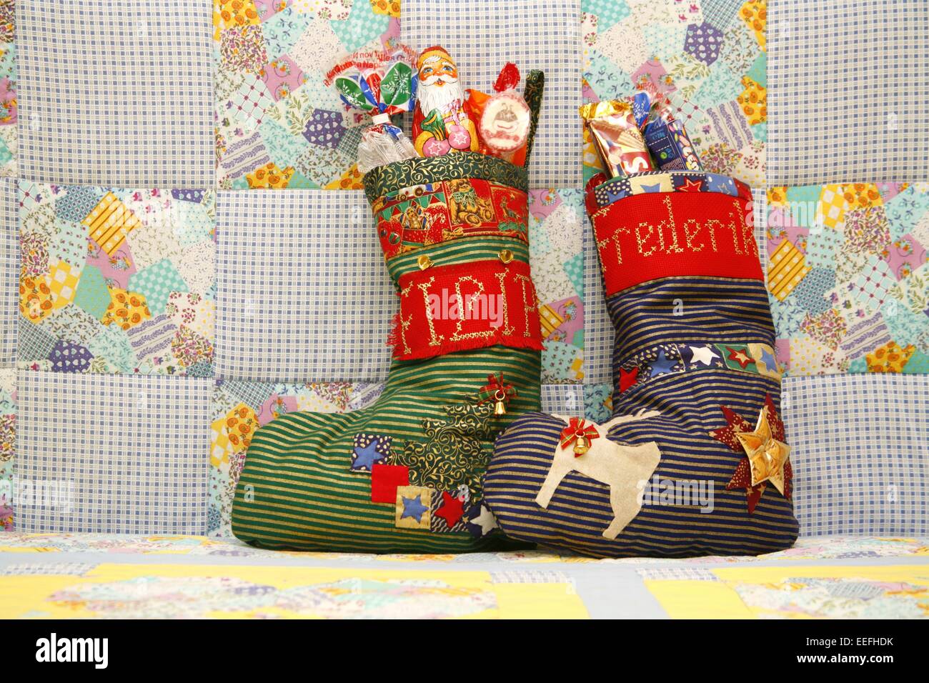 Dekoration, Nikolausstiefel, Nikolaustag, Mikulas, Suessigkeiten, Geschenk,  schenken, Ueberraschung, Schokolade, Stoff, Stoffsti Stock Photo - Alamy