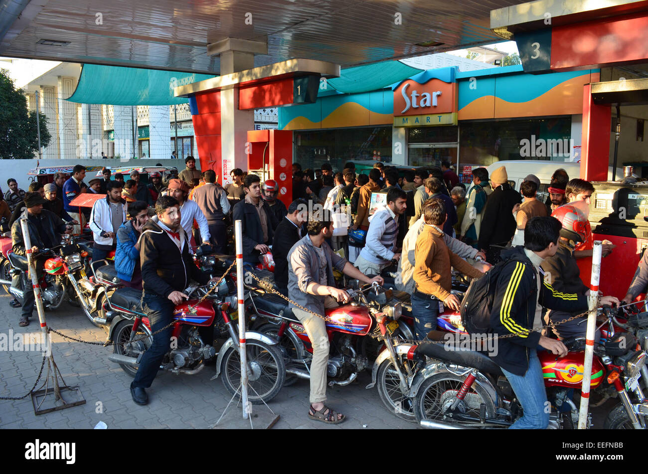Lahore. 17th Jan, 2015. Pakistani motorists queue at a petrol station in eastern Pakistan's Lahore on Jan. 17, 2015. Delayed oil consignments have left large areas of the country facing major fuel shortages. Credit:  Jamil Ahmed/Xinhua/Alamy Live News Stock Photo