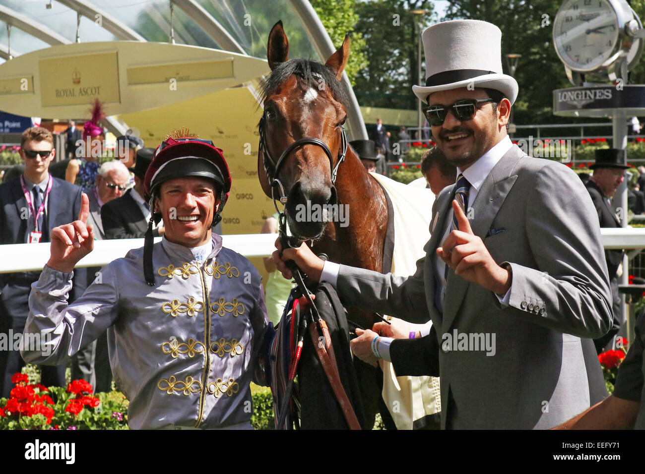 Royal Ascot The Wow Signal Frankie Dettori and with Sheikh Hamad bin Khalifa Al Joaan am-Thani after winning the Coventry Stakes Stock Photo