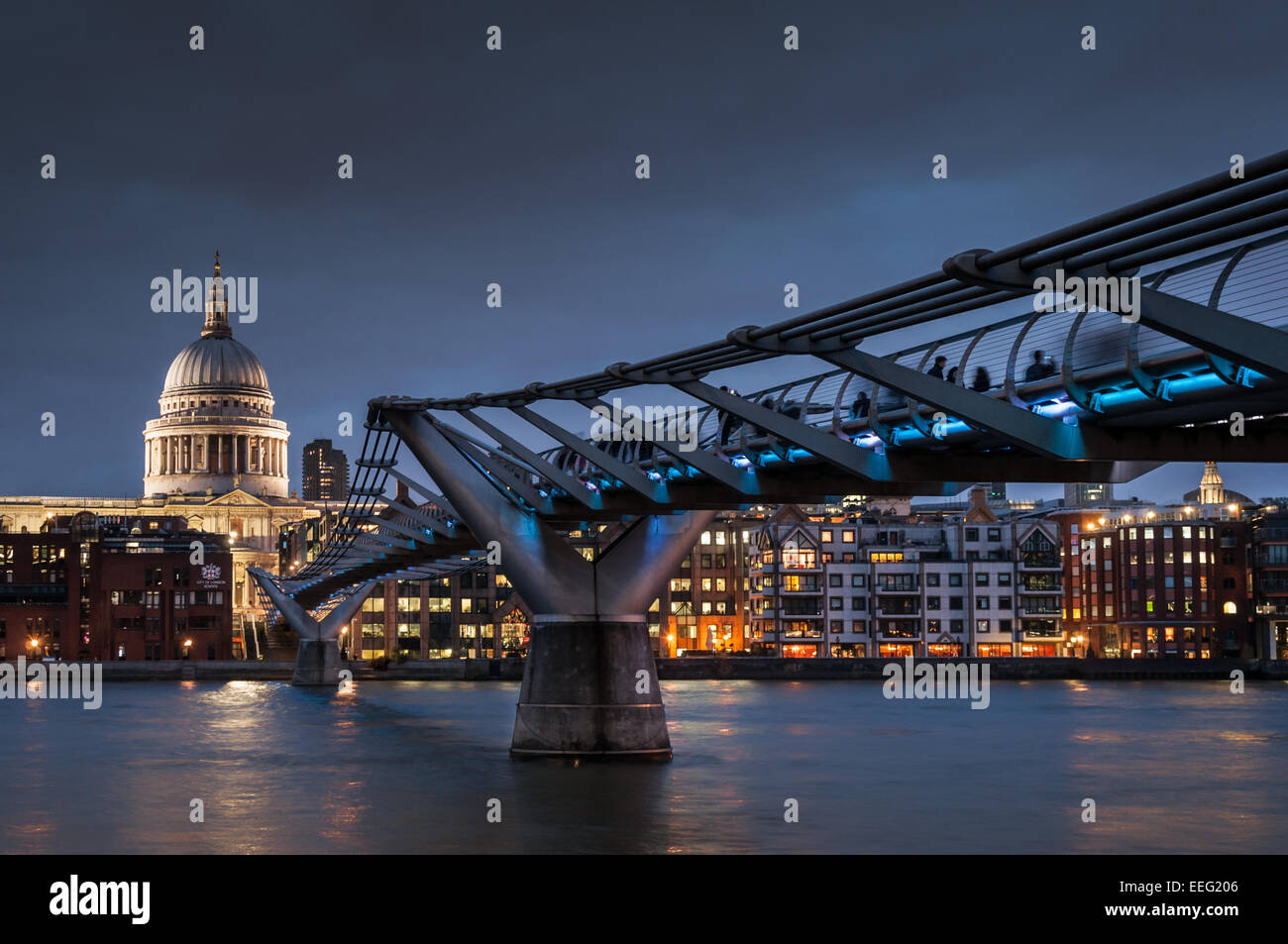 St Paul's cathedral and Millennium bridge at night Stock Photo