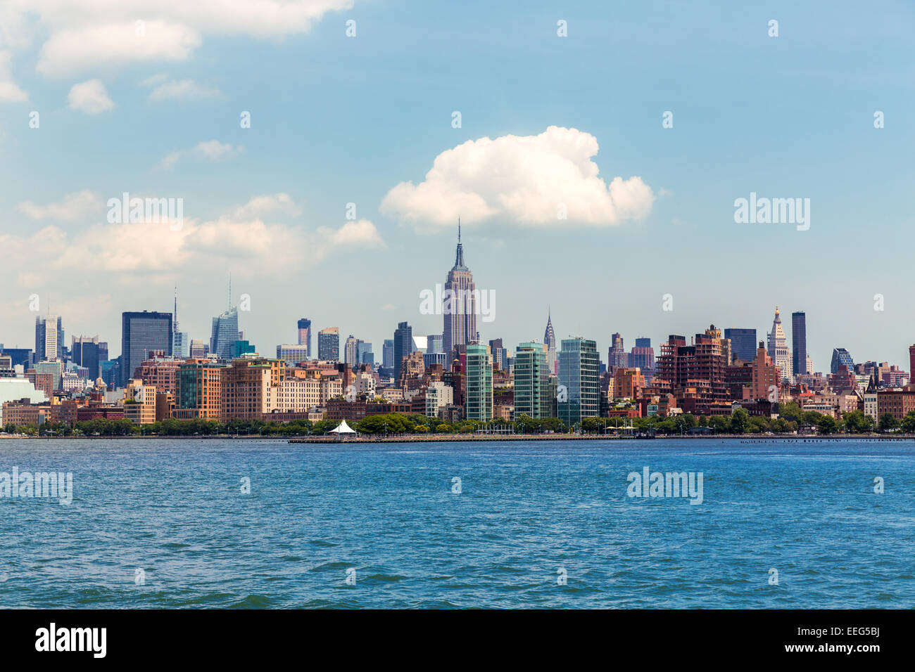New york skyline from hudson hi-res stock photography and images - Alamy