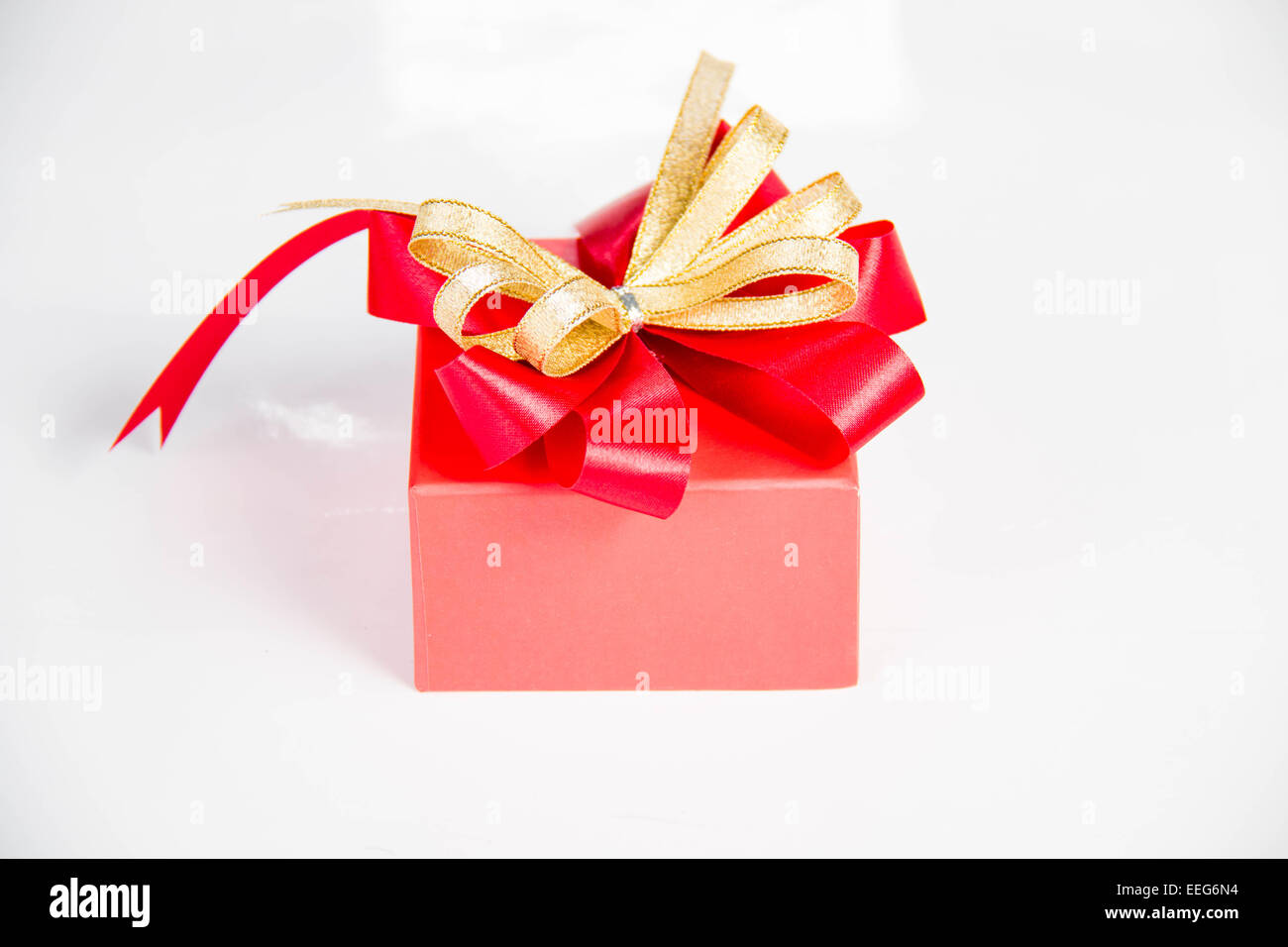 Gold gift box with ribbon and bow isolated on white background Stock ...