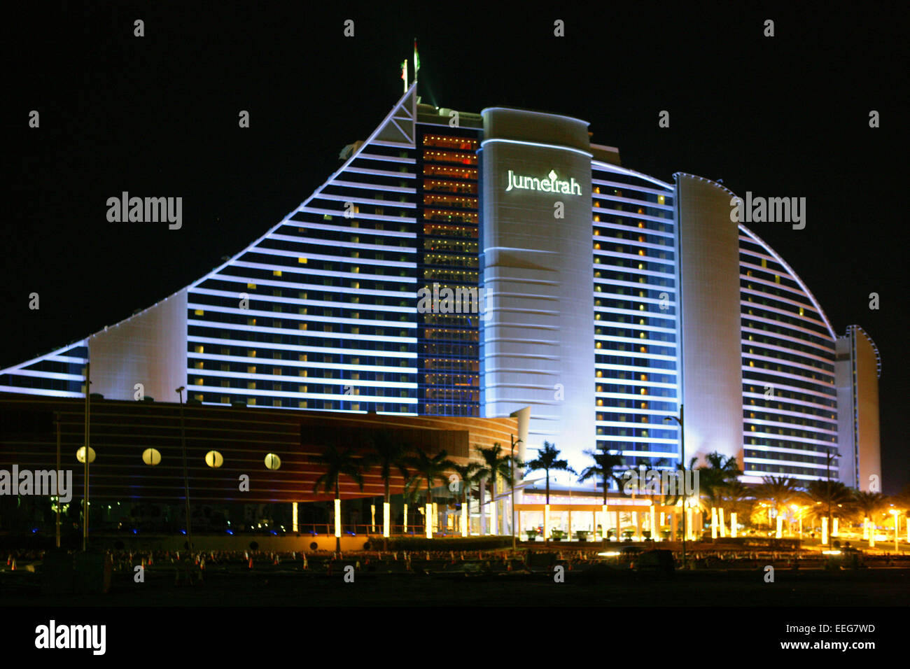 Vereinigte Arabische Emirate Dubai Jumeirah Beach Hotel Luxushotel Architektur Abend Nacht Modern Gebaeude Reisen Tourismus Sehe Stock Photo