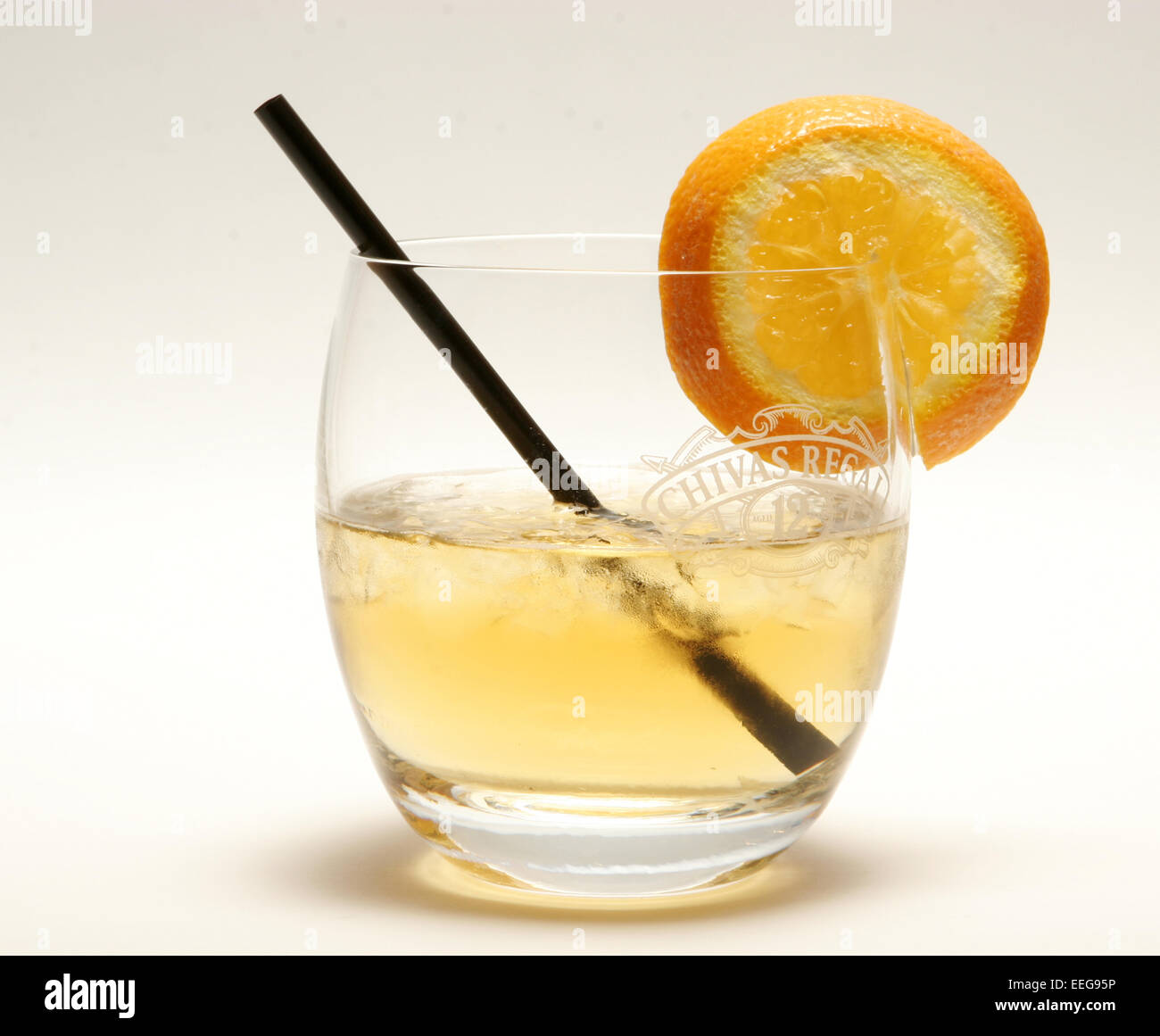 Detail, Glas, Whisky, Long drink, Whisky sour, Whiskey, Getraenk,  alkoholisch, Alkohol, Strohhalm, Orangenscheibe Stock Photo - Alamy
