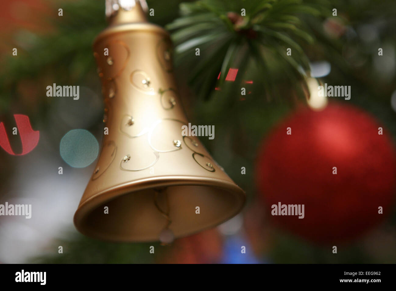 Weihnachtsbaum, Detail, Christbaumkugel, Rot, Glocke, Weihnachten, Christbaum, Christbaumschmuck, Weihnachtsschmuck, Weihnachtli Stock Photo