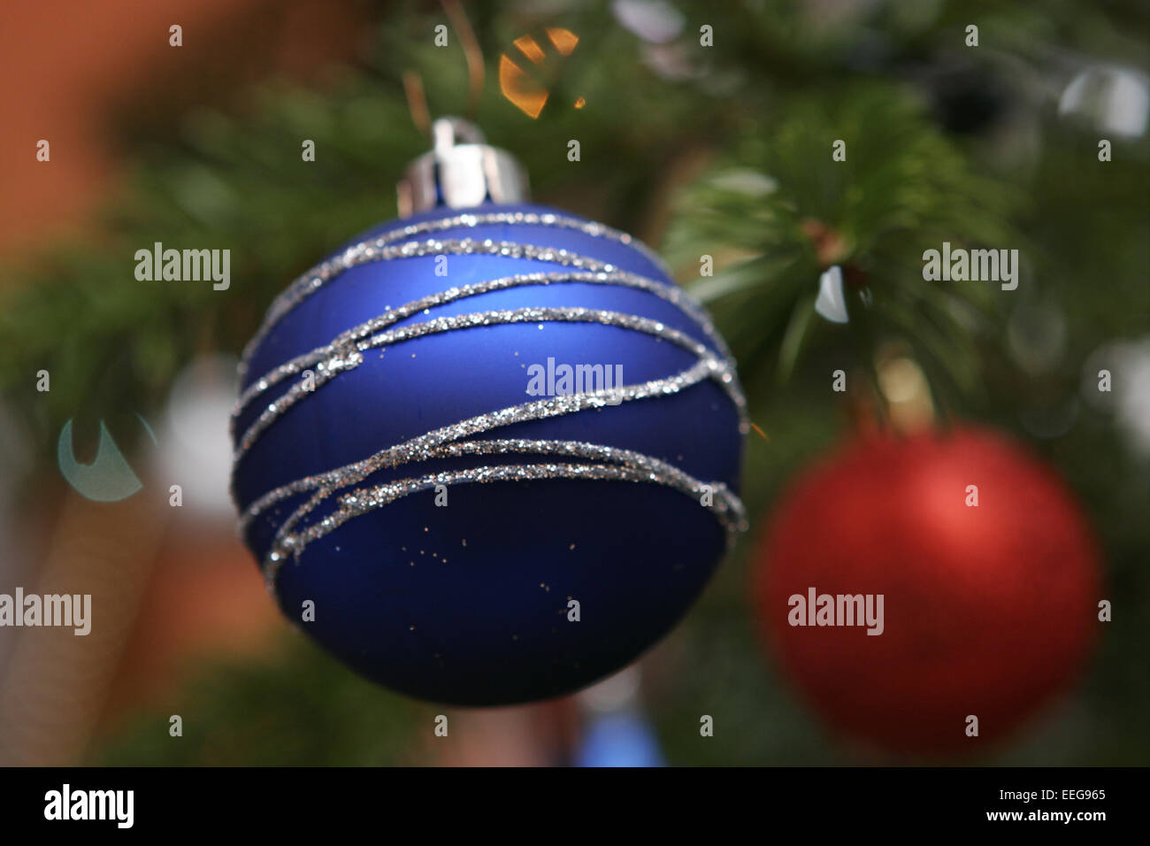 Weihnachtsbaum, Detail, Christbaumkugel, Rot, Blau, Weihnachten, Christbaum, Christbaumschmuck, Weihnachtsschmuck, Weihnachtlich Stock Photo
