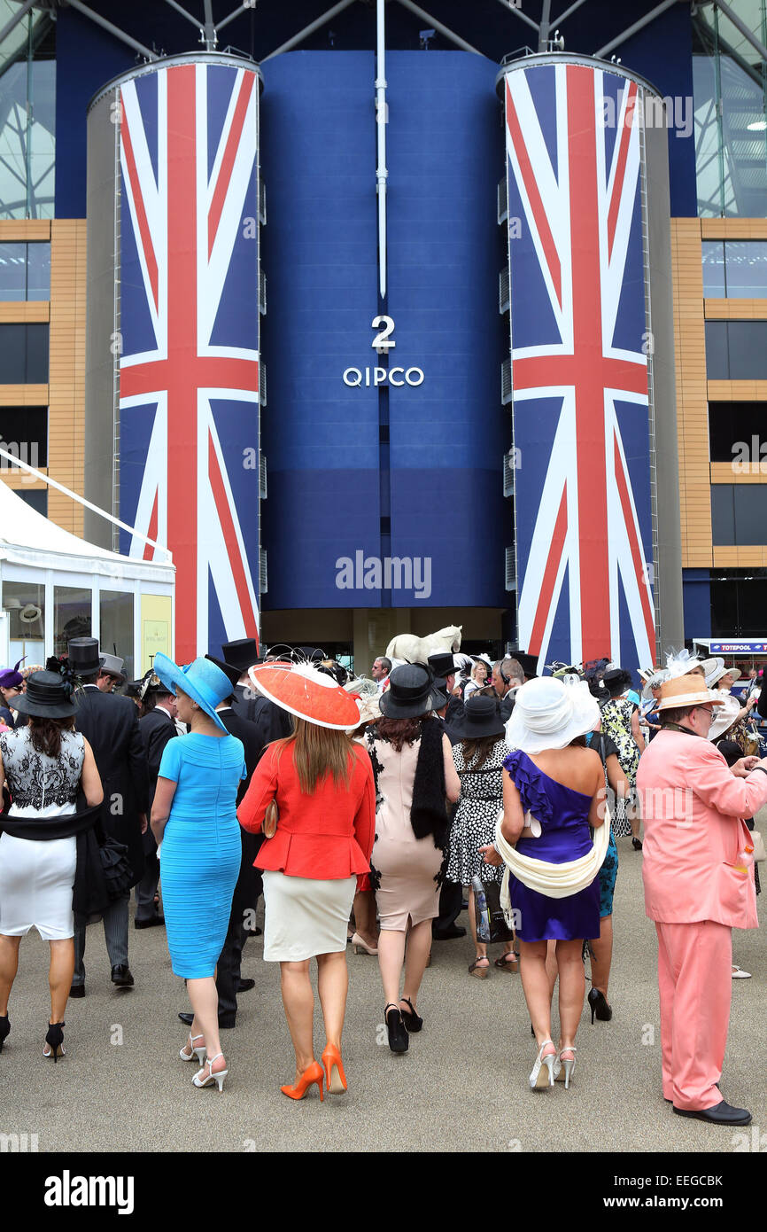 Royal ascot hats hi-res stock photography and images - Alamy