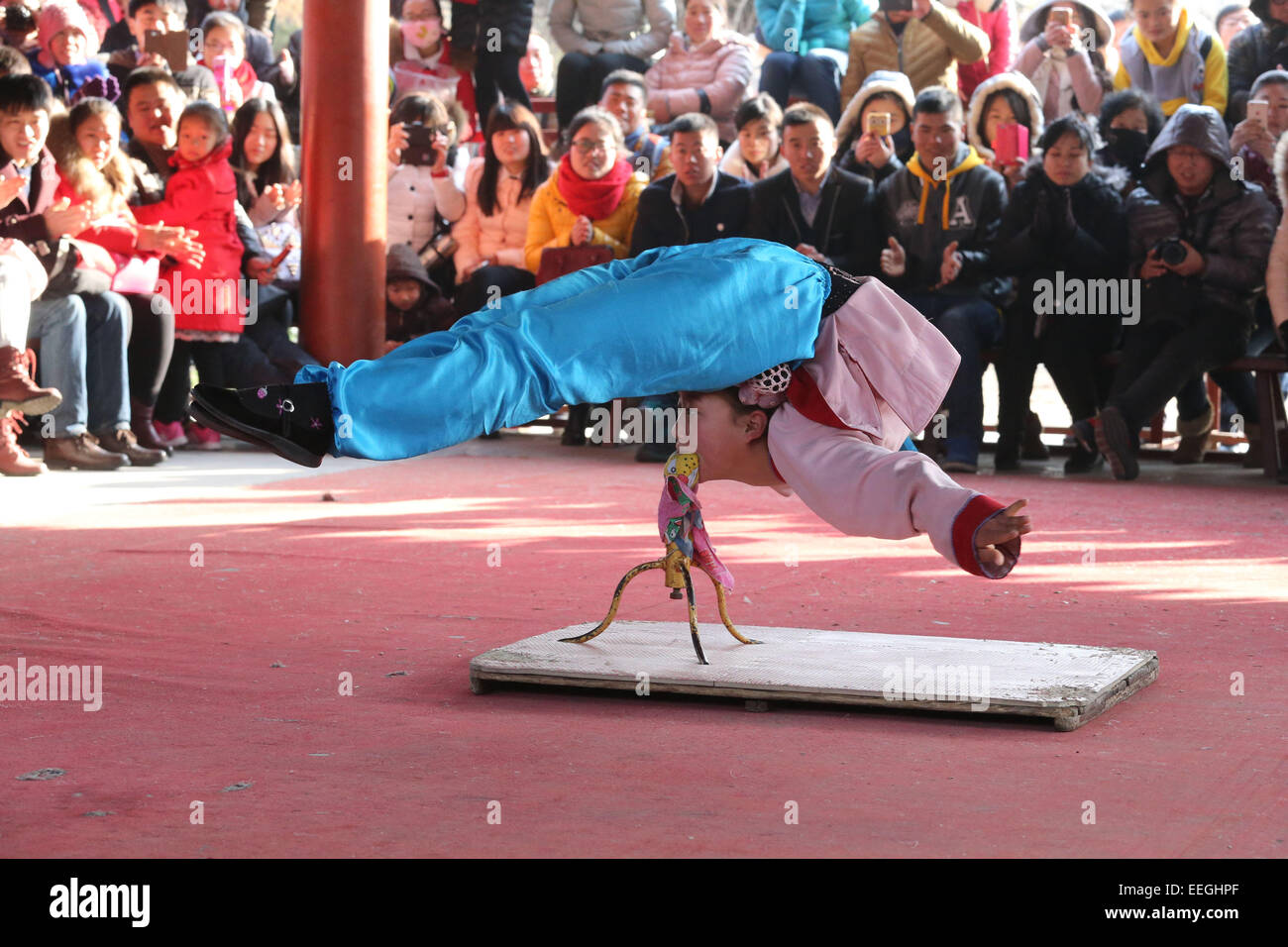 Kaifeng, China's Henan Province. 18th Jan, 2015. Tourists watch acrobatic performance at a park in Kaifeng City, central China's Henan Province, Jan. 18, 2015. Credit:  Li Junsheng/Xinhua/Alamy Live News Stock Photo