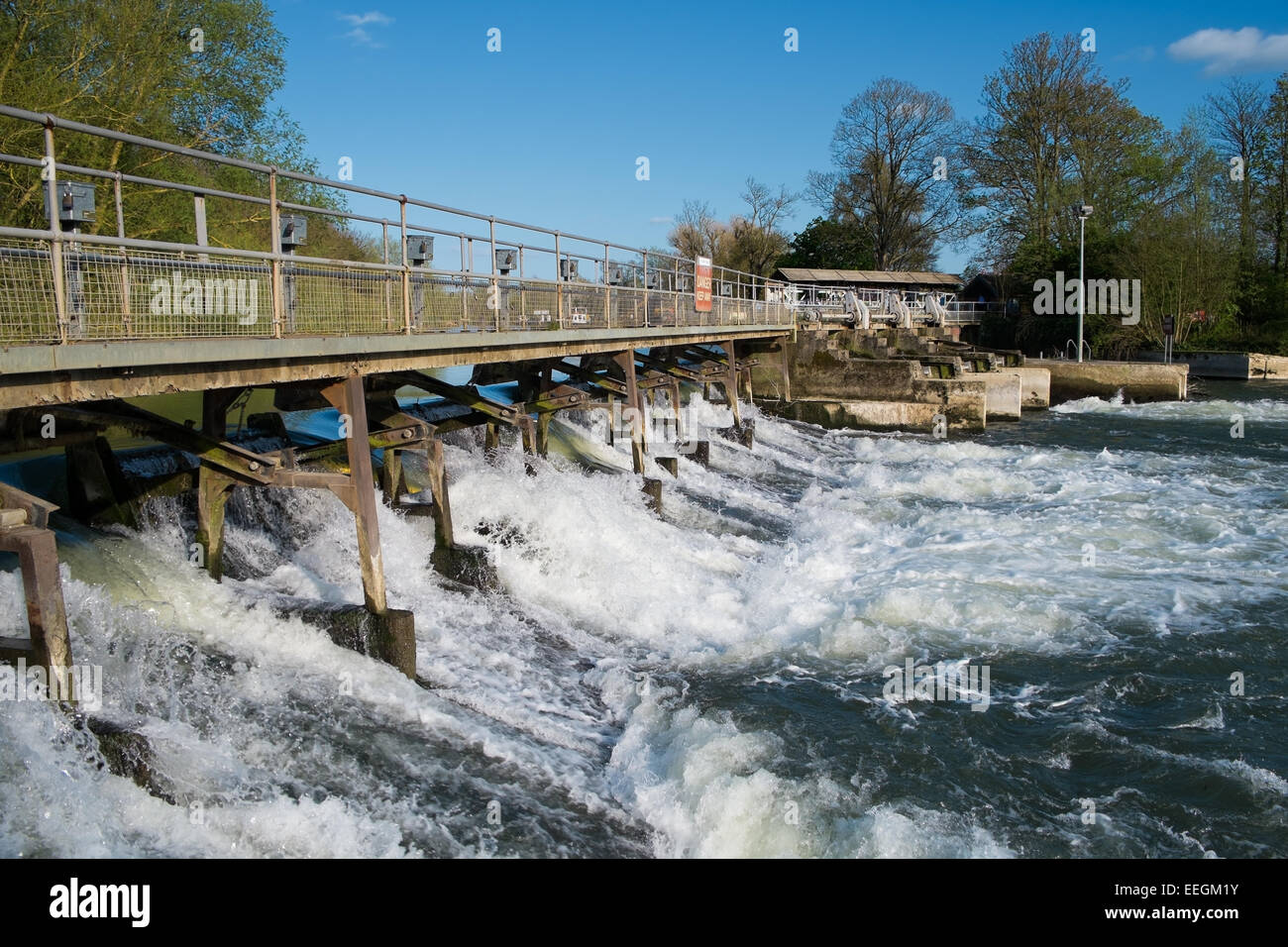 The lock (weir) across the River Thames at Abingdon, Oxfordshire Stock Photo Alamy The lock (weir) across the River Thames at Abingdon, Oxfordshire Stock Photo Alamy