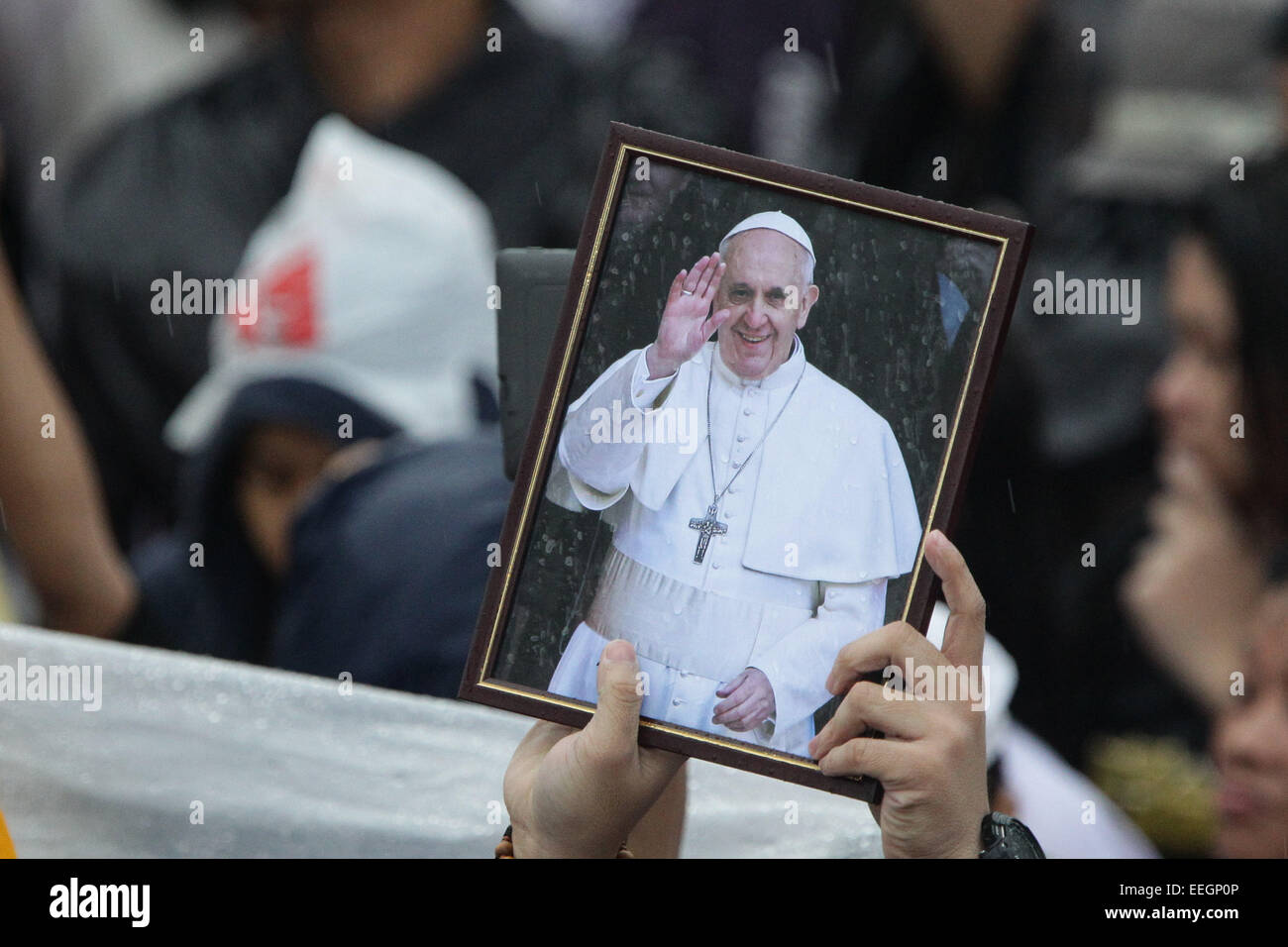 Manila, Philippines. 18th Jan, 2018. A Filipino raises up a Pope Francis' framed picture after his closing mass at the Quirino Grandstand, Rizal Park on January 18, 2015. The mass was attended by an estimate of 6-7 million people. Photo by Mark Cristino. Credit:  Mark Fredesjed Cristino/Alamy Live News Stock Photo