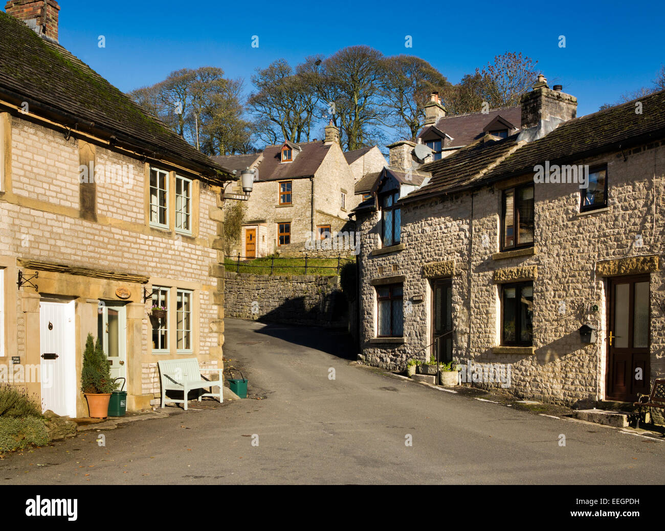 UK, Derbyshire, Tideswell, High Street, cottages at corner of old Cattle Market Stock Photo