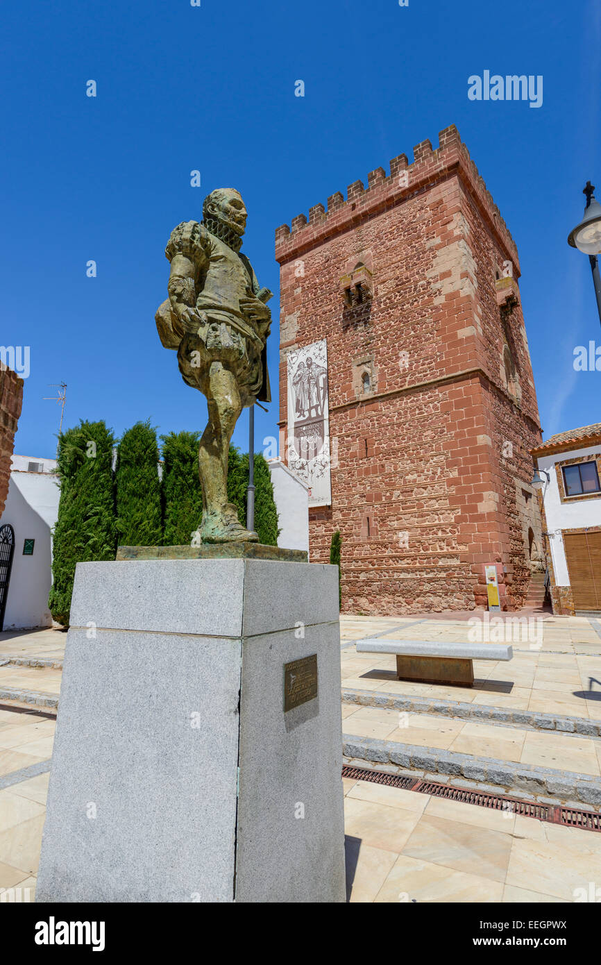 Miguel de Cervantes statue in front of Big Tower of the Great Prior (or Torreon of Don Juan de Austria) in Alcázar de San Juan Stock Photo