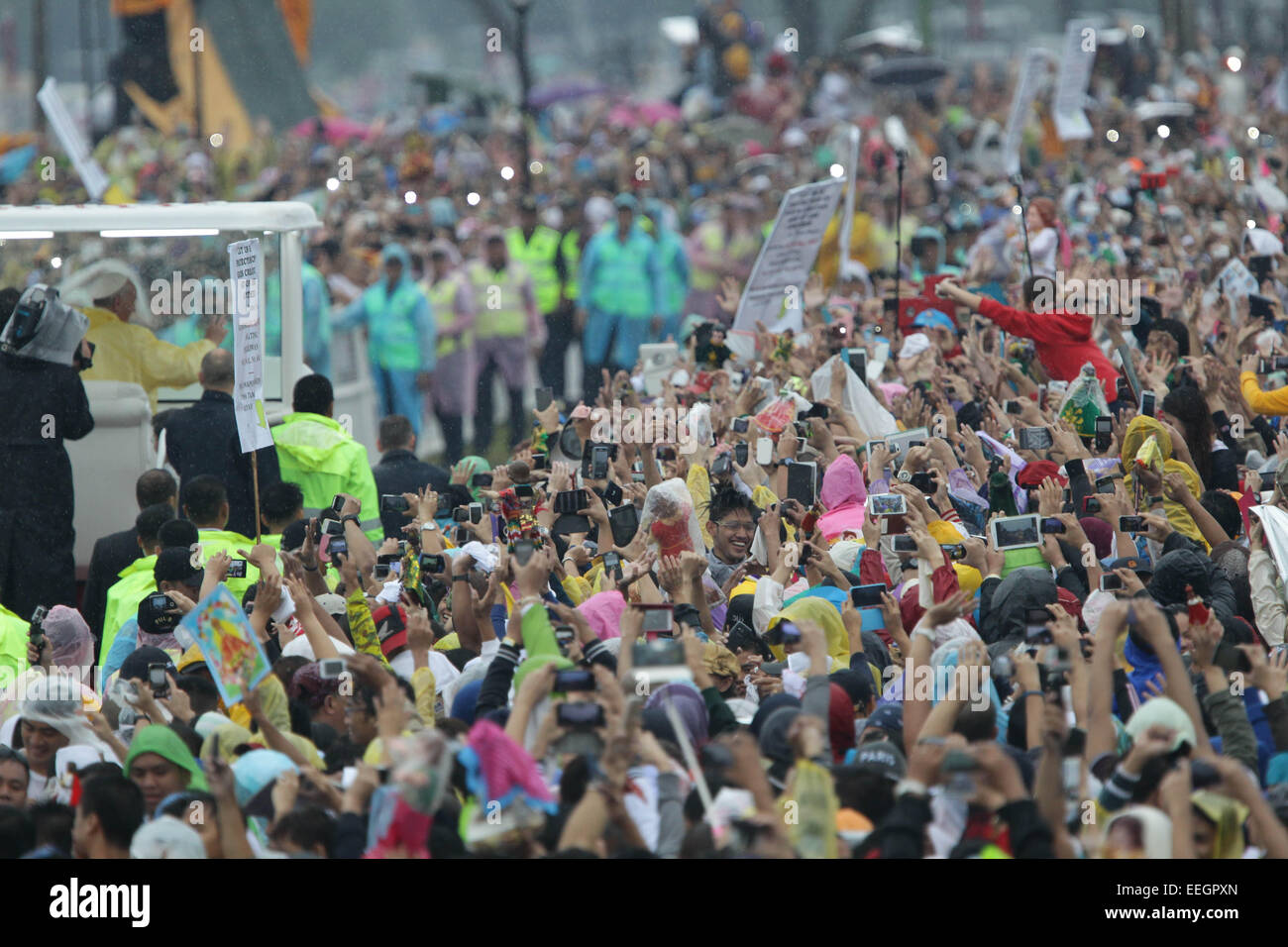 Manila, Philippines. 18th Jan, 2018. The crowd welcomes Pope Francis in Quirino Grandstand, Rizal Park attending Pope Francis' closing mass on January 18, 2015. The mass was attended by an estimate of 6-7 million people. Photo by Mark Cristino. Credit:  Mark Fredesjed Cristino/Alamy Live News Stock Photo