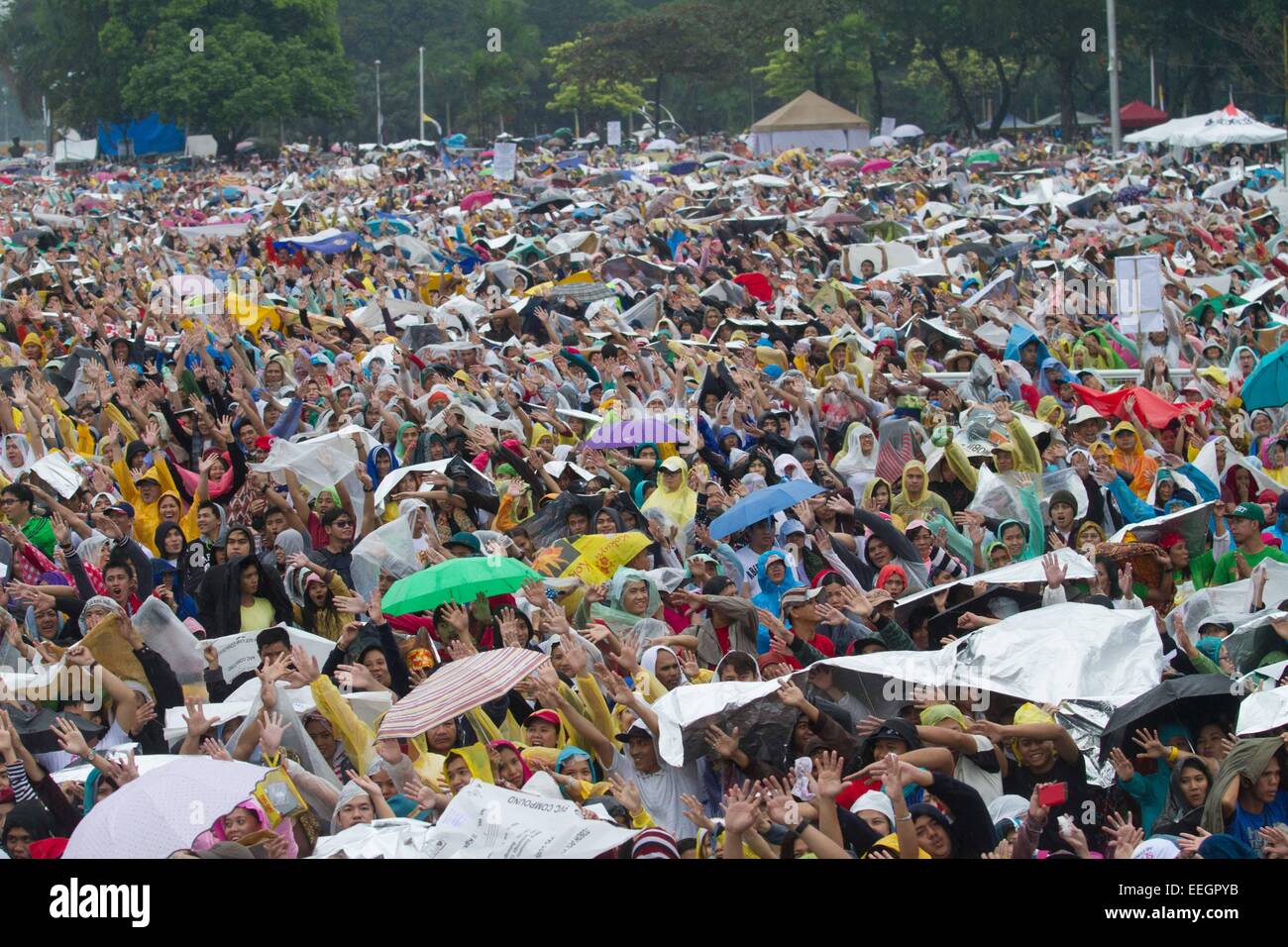 Manila, Philippines. 18th Jan, 2018. The crowd in Quirino Grandstand, Rizal Park perform a 'Francis Wave' to welcome Pope Francis' in his closing mass on January 18, 2015. The mass was attended by an estimate of 6-7 million people. Photo by Mark Cristino. Credit:  Mark Fredesjed Cristino/Alamy Live News Stock Photo