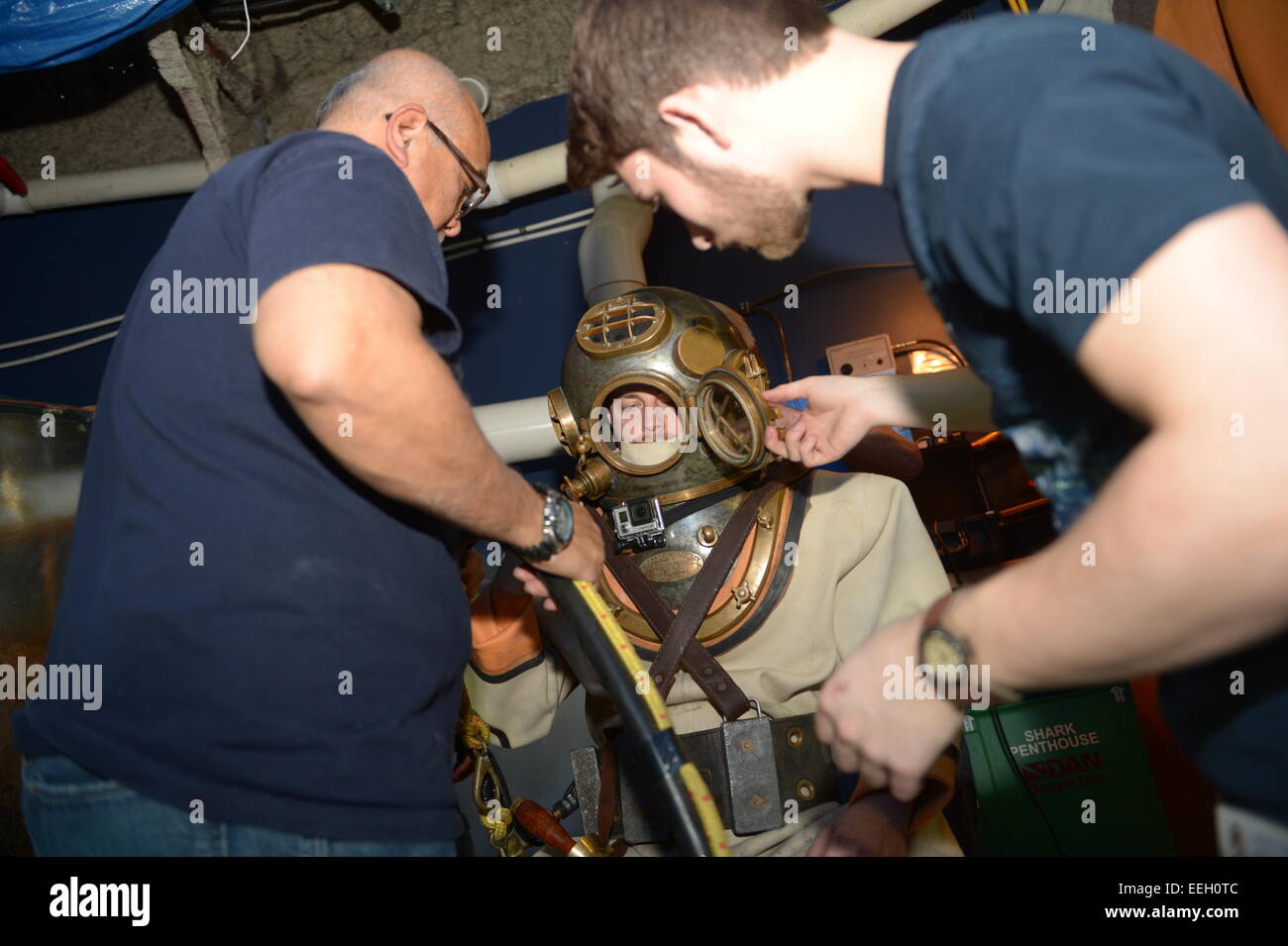 Hard hat diver hires stock photography and images Alamy