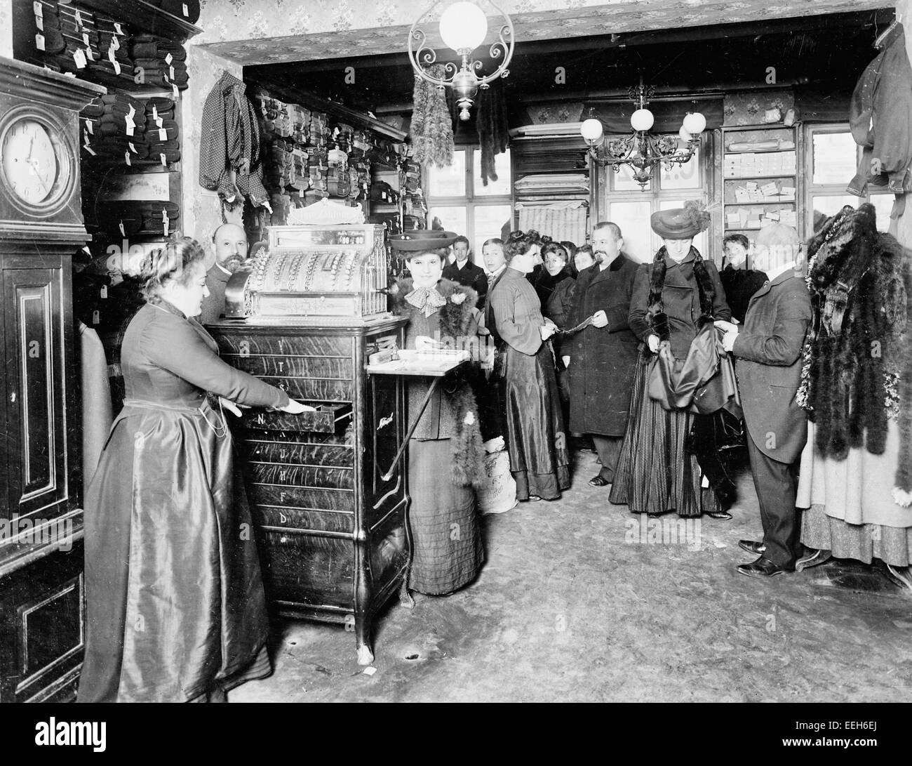 Remnants store, Berlin, Germany, circa 1900 Stock Photo