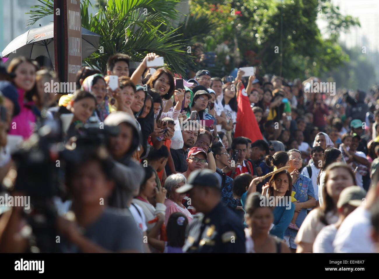 Baclaran, Philippines. 19th Jan, 2015. Thousands of poeple lineup along Roxas Boulevard for the Pope's motorcade to the Villamor Airbase in Baclaran, Paranaque on Monday, January 19, 2015. Pope Francis is on his way back to the Vatican after a 5-day visit to the Philippines. Credit:  Mark Fredesjed Cristino/Alamy Live News Stock Photo