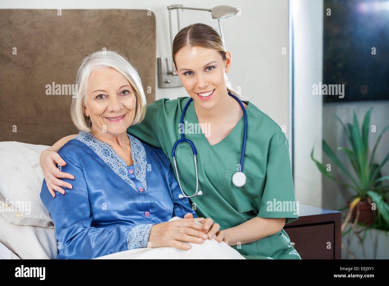 Arm around shoulder hi-res stock photography and images - Alamy
