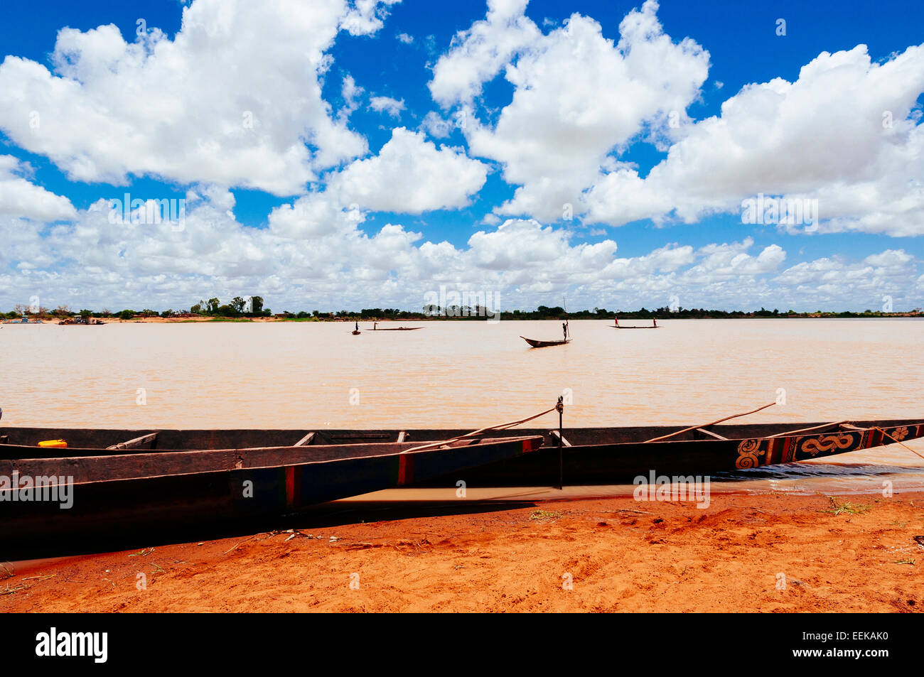 Canoes at the riverbank and men fishing from canoes on the Bani river. Djenne, Mali Stock Photo
