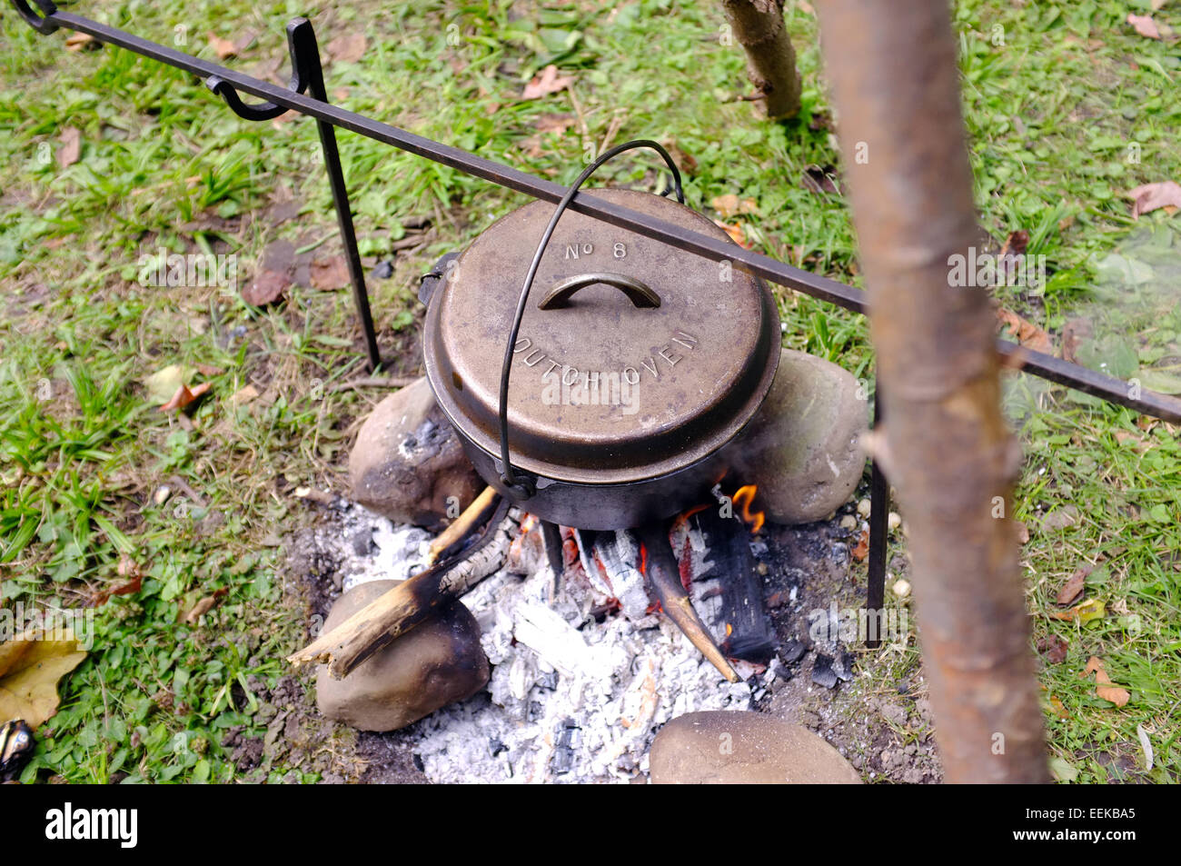https://c8.alamy.com/comp/EEKBA5/a-dutch-oven-cooking-over-an-open-fire-at-the-museum-of-ontario-archaeology-EEKBA5.jpg