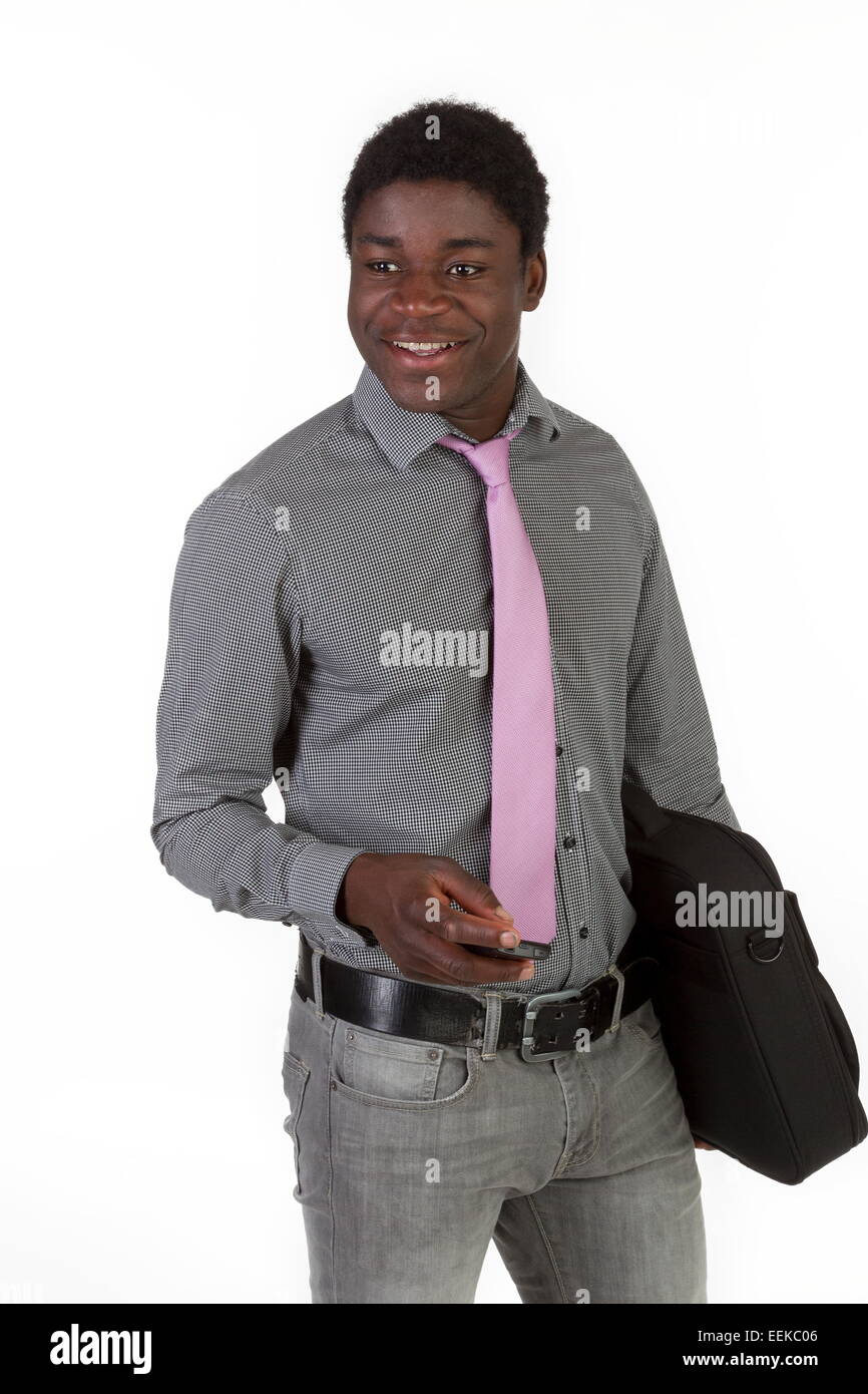 Junger dunkelhäutiger Mann mit Aktentasche und Handy Stock Photo