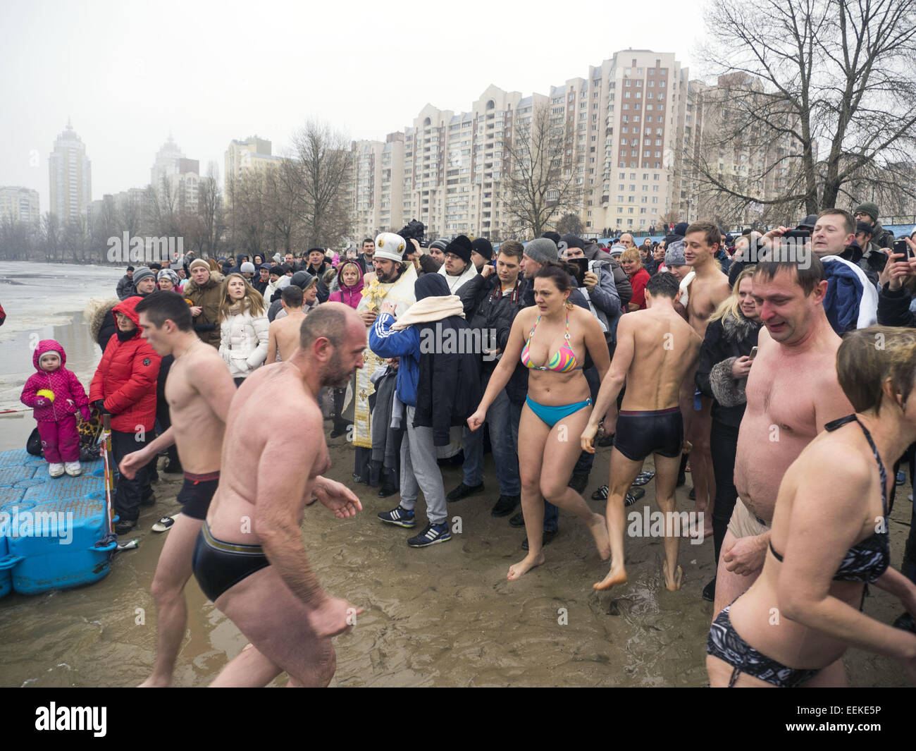 Believers are dipped in the water of the Dnieper. 19th Jan, 2015. -- 19 January, 2015, Kiev, Ukraine, great Christian holiday Epiphany. One of the main traditions of celebration is swimming in Jordan (the so-called consecrated priest hole). The current winter was unusually mild in Ukraine and swimming just held on the beach. Ukrainian Church of the Moscow Patriarchate traditionally celebrated in Obolon. © Igor Golovniov/ZUMA Wire/Alamy Live News Stock Photo