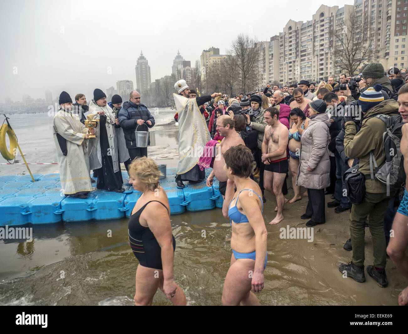 Believers are dipped in the water of the Dnieper. 19th Jan, 2015. -- 19 January, 2015, Kiev, Ukraine, great Christian holiday Epiphany. One of the main traditions of celebration is swimming in Jordan (the so-called consecrated priest hole). The current winter was unusually mild in Ukraine and swimming just held on the beach. Ukrainian Church of the Moscow Patriarchate traditionally celebrated in Obolon. © Igor Golovniov/ZUMA Wire/Alamy Live News Stock Photo