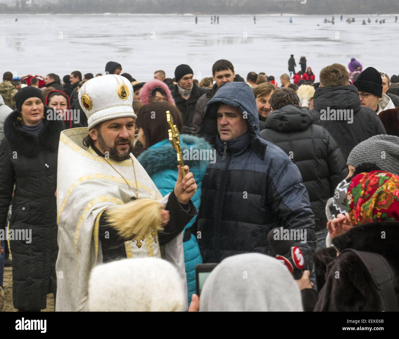 Priests sprinkle holy water on the faithful. 19th Jan, 2015. -- 19 January, 2015, Kiev, Ukraine, great Christian holiday Epiphany. One of the main traditions of celebration is swimming in Jordan (the so-called consecrated priest hole). The current winter was unusually mild in Ukraine and swimming just held on the beach. Ukrainian Church of the Moscow Patriarchate traditionally celebrated in Obolon. © Igor Golovniov/ZUMA Wire/Alamy Live News Stock Photo