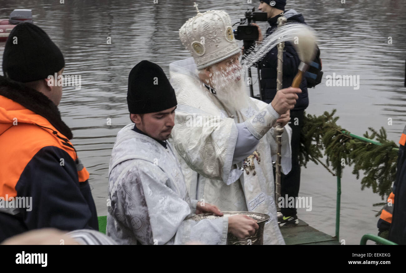 Patriarch Filaret holds festive divine service. 19th Jan, 2015. -- 19 January, 2015, Kiev, Ukraine, great Christian holiday Epiphany. One of the main traditions of celebration - swimming in Jordan (the so-called consecrated priest hole). The current winter was unusually mild in Ukraine and swimming just held on the beach. Ukrainian Church of the Kiev Patriarchate traditionally celebrated in Gidropark © Igor Golovniov/ZUMA Wire/Alamy Live News Stock Photo