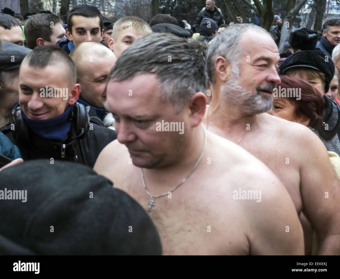 Believers are preparing for bathing in the Dnieper River. 19th Jan, 2015. -- 19 January, 2015, Kiev, Ukraine, great Christian holiday Epiphany. One of the main traditions of celebration - swimming in Jordan (the so-called consecrated priest hole). The current winter was unusually mild in Ukraine and swimming just held on the beach. Ukrainian Church of the Kiev Patriarchate traditionally celebrated in Gidropark © Igor Golovniov/ZUMA Wire/Alamy Live News Stock Photo