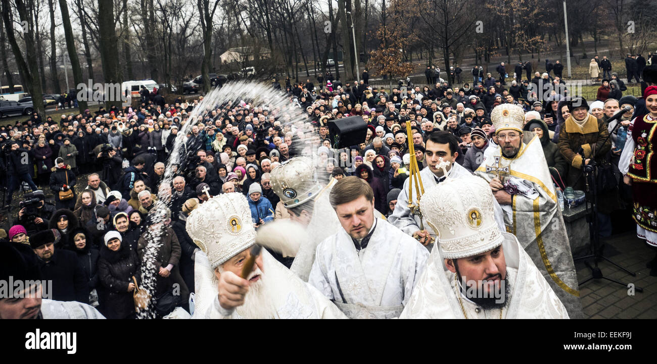 Patriarch Filaret holds festive divine service. 19th Jan, 2015. -- 19 January, 2015, Kiev, Ukraine, great Christian holiday Epiphany. One of the main traditions of celebration - swimming in Jordan (the so-called consecrated priest hole). The current winter was unusually mild in Ukraine and swimming just held on the beach. Ukrainian Church of the Kiev Patriarchate traditionally celebrated in Gidropark © Igor Golovniov/ZUMA Wire/Alamy Live News Stock Photo