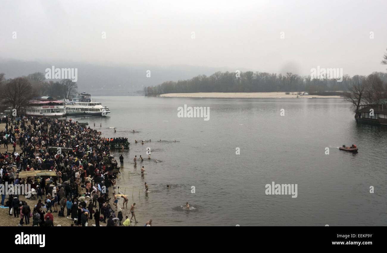Believers bathe in the Dnieper River. 19th Jan, 2015. -- 19 January, 2015, Kiev, Ukraine, great Christian holiday Epiphany. One of the main traditions of celebration - swimming in Jordan (the so-called consecrated priest hole). The current winter was unusually mild in Ukraine and swimming just held on the beach. Ukrainian Church of the Kiev Patriarchate traditionally celebrated in Gidropark © Igor Golovniov/ZUMA Wire/Alamy Live News Stock Photo