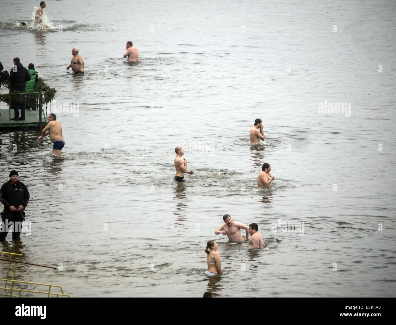 Believers bathe in the Dnieper River. 19th Jan, 2015. -- 19 January, 2015, Kiev, Ukraine, great Christian holiday Epiphany. One of the main traditions of celebration - swimming in Jordan (the so-called consecrated priest hole). The current winter was unusually mild in Ukraine and swimming just held on the beach. Ukrainian Church of the Kiev Patriarchate traditionally celebrated in Gidropark © Igor Golovniov/ZUMA Wire/Alamy Live News Stock Photo