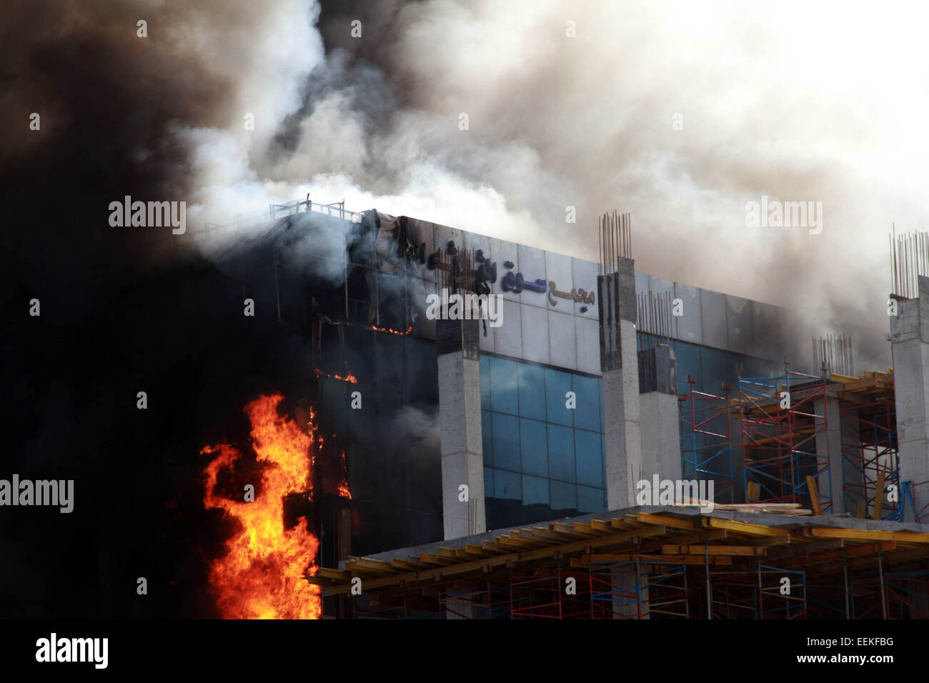 (150119) -- TRIPOLI(LIBYA), Jan. 19, 2015 (Xinhua) -- Flame and smoke rise from a major shopping mall in Libya's capital of Tripoli, on Jan. 19, 2015. The shopping mall, named MAX, caught on fire due to unidentified reasons. (Xinhua/Hamza Turkia) Stock Photo