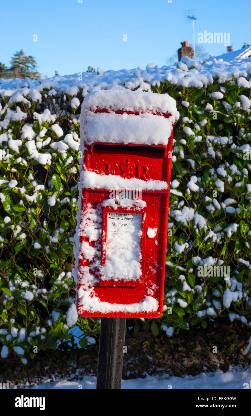 Snow covered post box hires stock photography and images Alamy