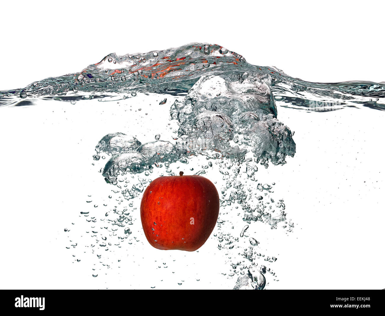 В воду идет красным. Яблоко падает в воду. Падающее яблоко. Падающие яблоки на белом фоне. Падающиеяблоко на белом фоне.