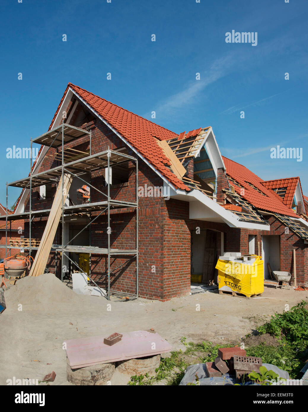Scaffolded newly built house, completion of the roof, Aurich, Lower Saxony, Germany Stock Photo